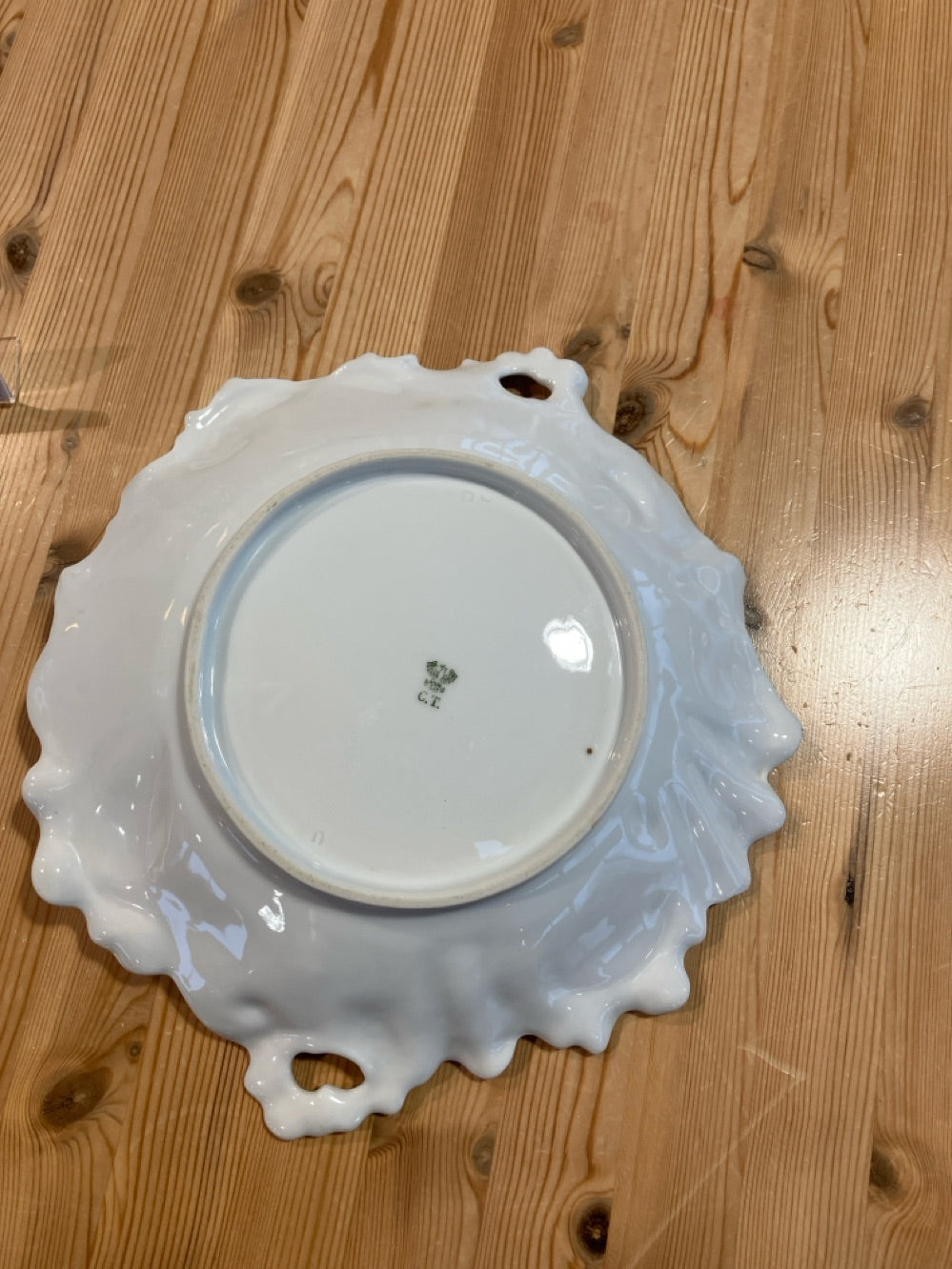 Hvidt fad med guldkanter